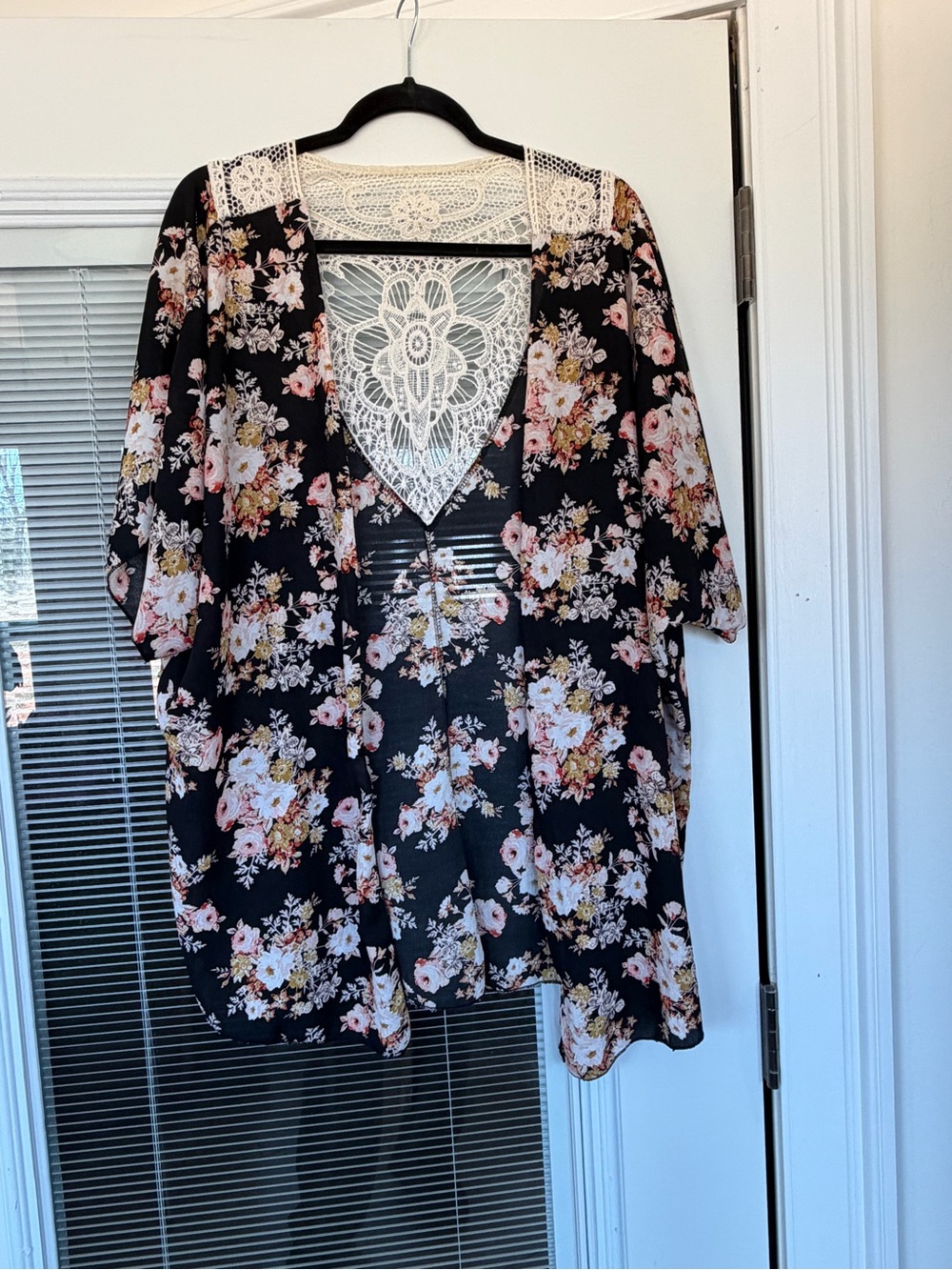 Black Floral Lace-Back Kimono Top - Women's